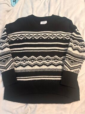 Old Navy Women’s Black and White Fair Isle Crewneck Sweater